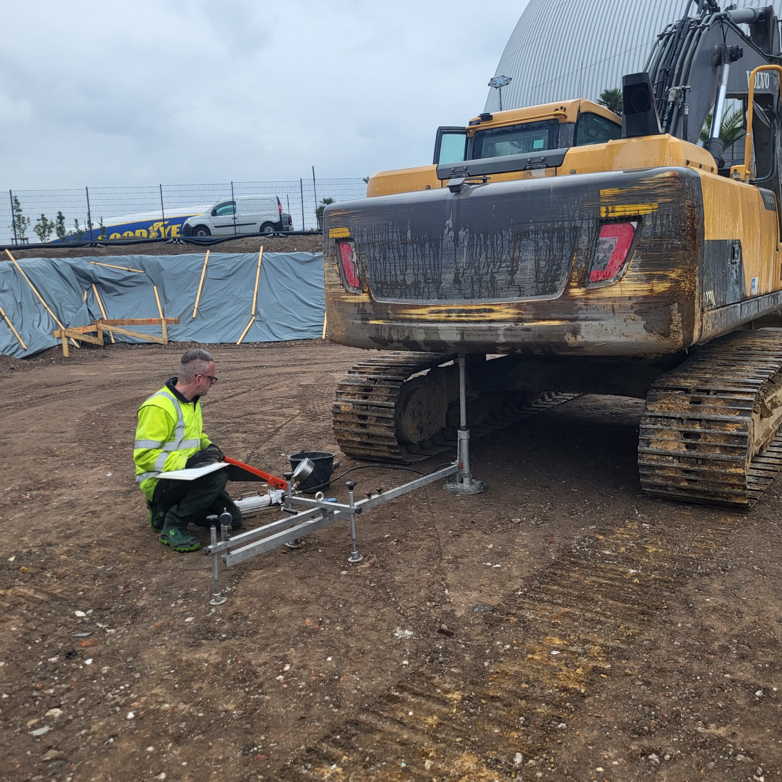 Bauleitung mit Bauplänen auf der Baustelle